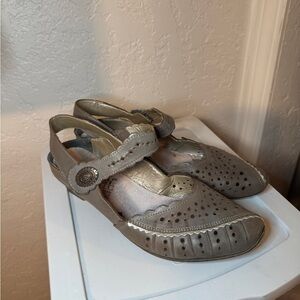 Reiker Elegant Women's Gold Mary Jane sandals